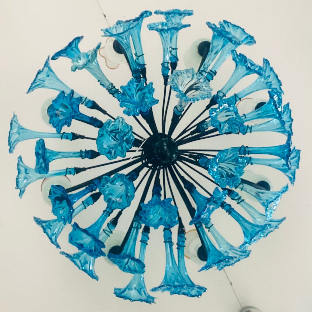 Chandelier 'Kitengela' 8 lights with 32 turquoise flowers