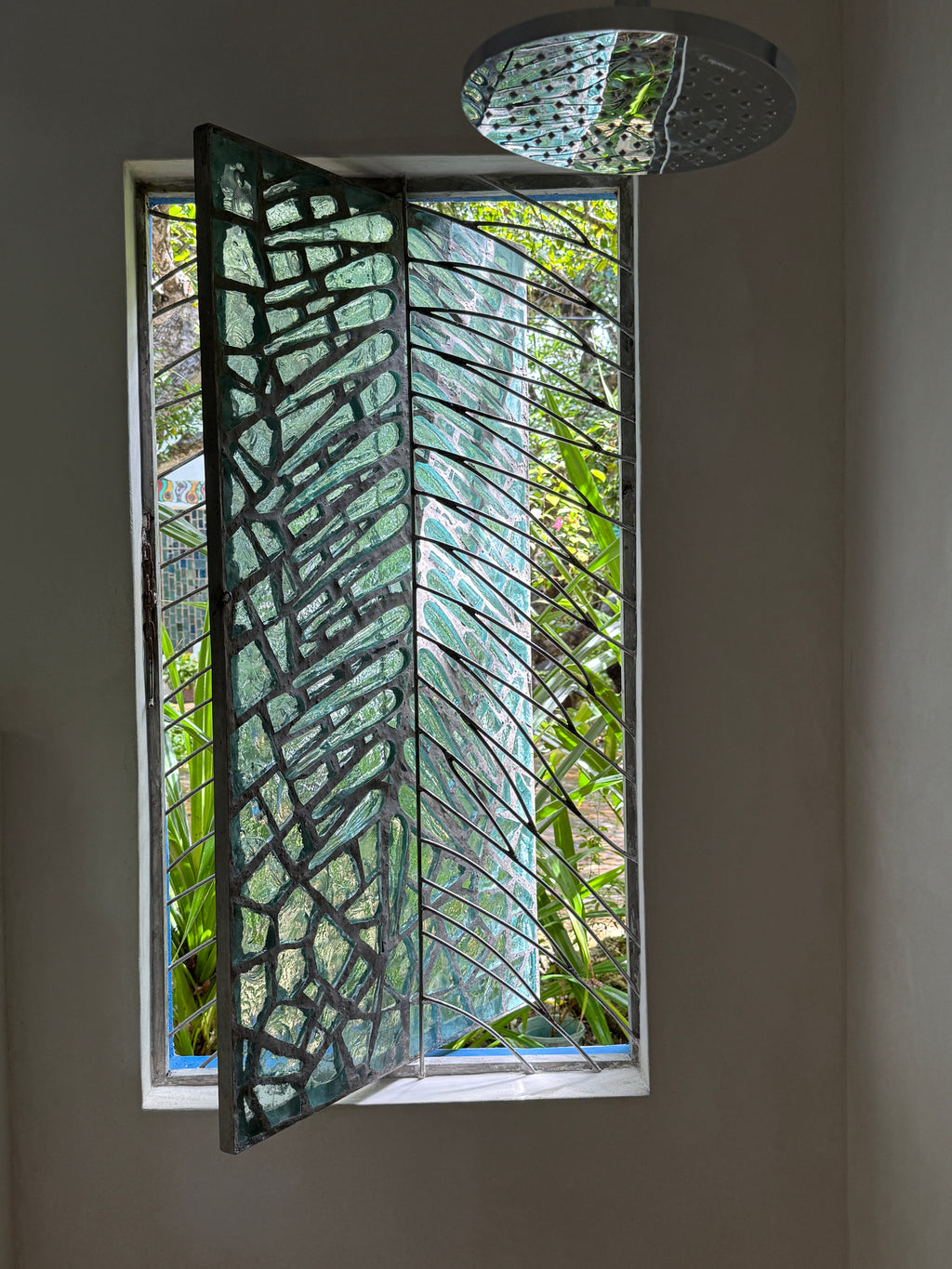 Dalle de Verre 'Monkey-go' panel ~ 0.5 x 1.0m
