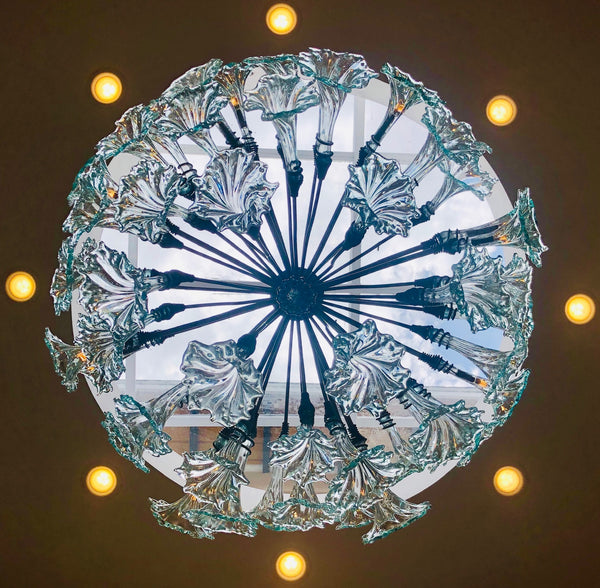 Chandelier 'Clarity' with LEDs in 18 flowers